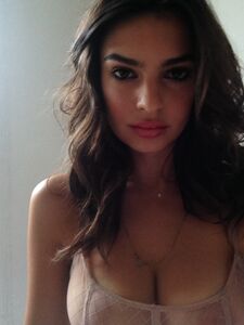Super Model Emily Ratajkowski Nude Leaks