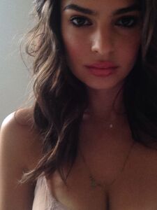 Super Model Emily Ratajkowski Nude Leaks